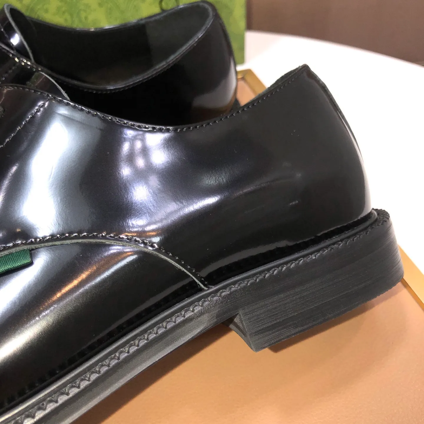 Factory batch 500💰Italy’s top luxury men’s shoe giant (GUCCI) (Gucci) (full cowhide lining) new arrival🍃Original European style🔰 Pleasant to the eye😍In order to make the shoes more durable and non-deformable🌀The production continues to follow traditional methods but there is still no lack of innovation💪The original sheepskin is selected for the leather♻️Smooth, natural and extra bright⭐Made of imported cowhide The rich man’s first choice 38-45 (45 customized)